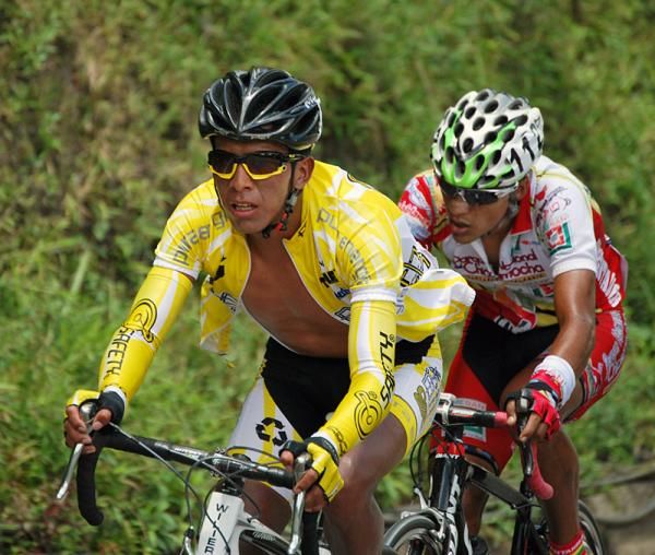 Oscar Solis and Alejandro Serna on the attack.