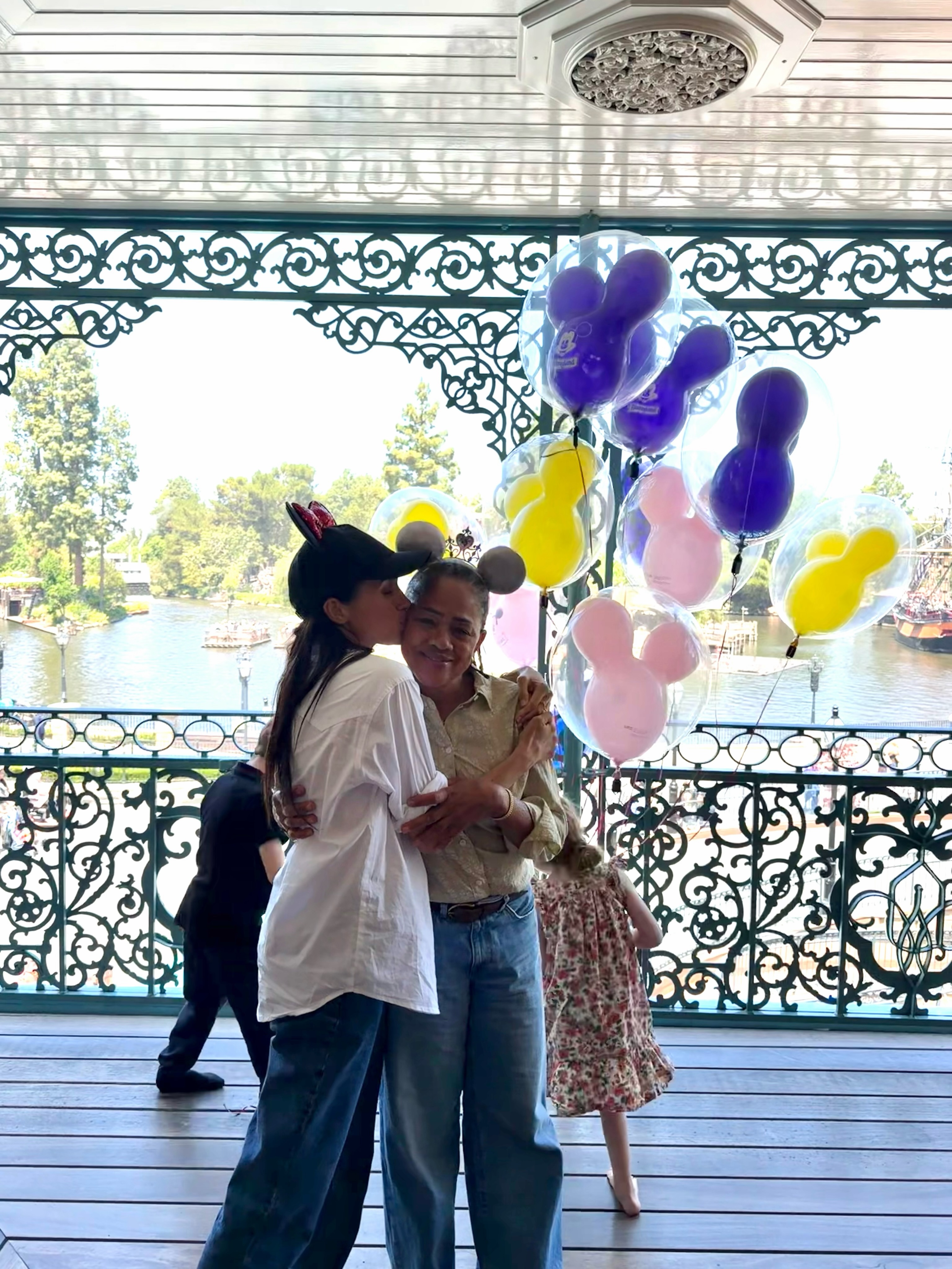 Meghan Markle kissing her mom Doria Ragland at Disneyland