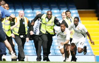 26/04/08 BARCLAYS PREMIERSHIP.CHELSEA v MANCHESTER UTD.STAMFORD BRIDGE - LONDON.All hell breaks loose after the game as Manchester Utd stars grapple with Chelsea ground staff (Photo by SNS Group via Getty Images)