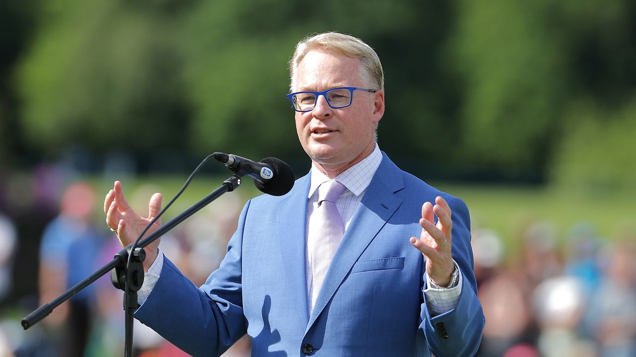 Keith Pelley makes a speech 