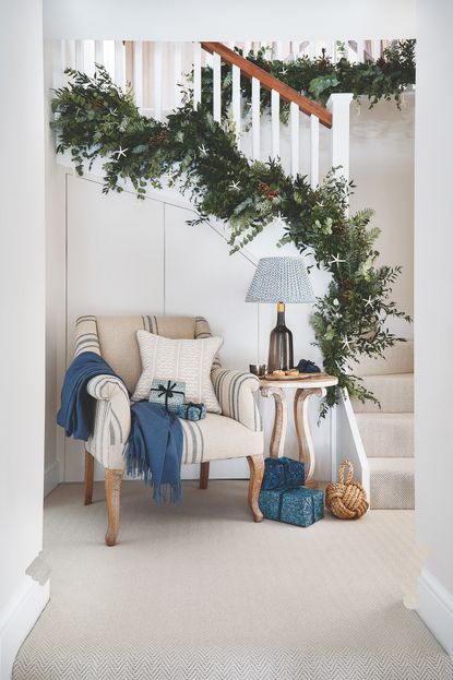 British coastal decor meets Christmas in a designer's cottage | Homes ...