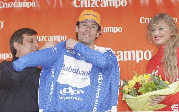 Oscar Freire (Rabobank) dons the blue jersey for winning the points classification.