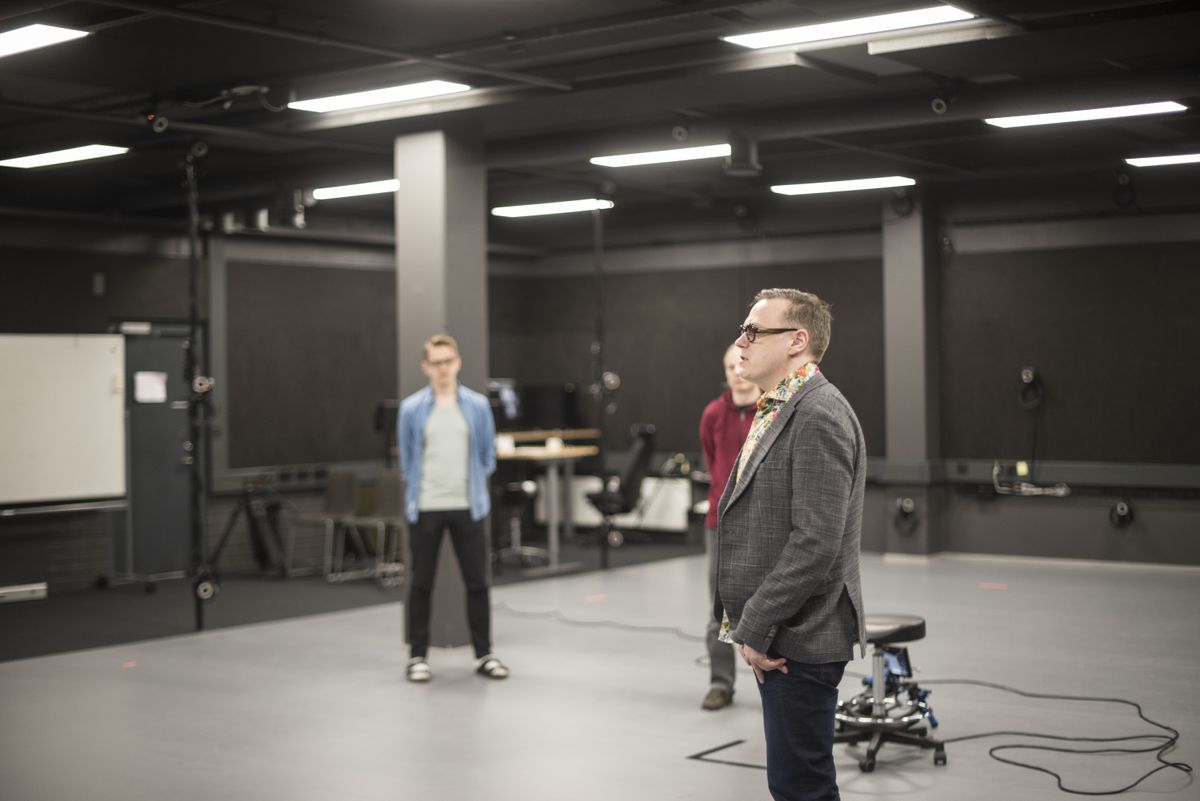 Studion omassa motion capture -studiossa on huimat 94 pienemp&auml;&auml; kameraa seinill&auml; ja katossa. Kuvan etualalla elokuvaaja Sami Kastarinen. Kuva: Joonas Pikkarainen / TechRadar Suomi