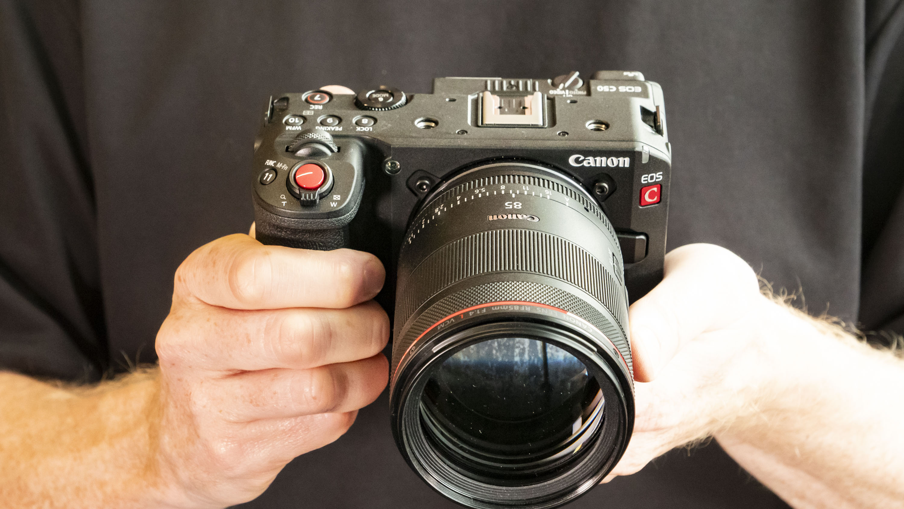 Canon EOS C50 in filmmaker&#039;s hands