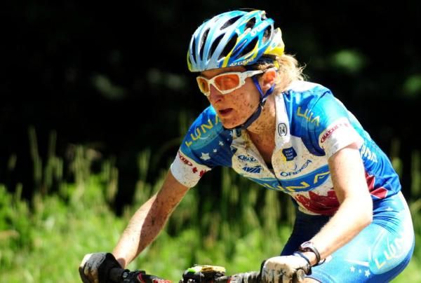 Catherine Pendrel (Luna Women's MTB) leading on lap four