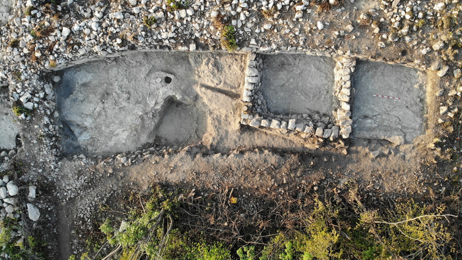 uma vista aérea de um local de escavação mostrando várias salas retangulares