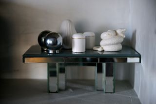 shiny table Inside the Venice Beach home of designer Lenny Steinberg