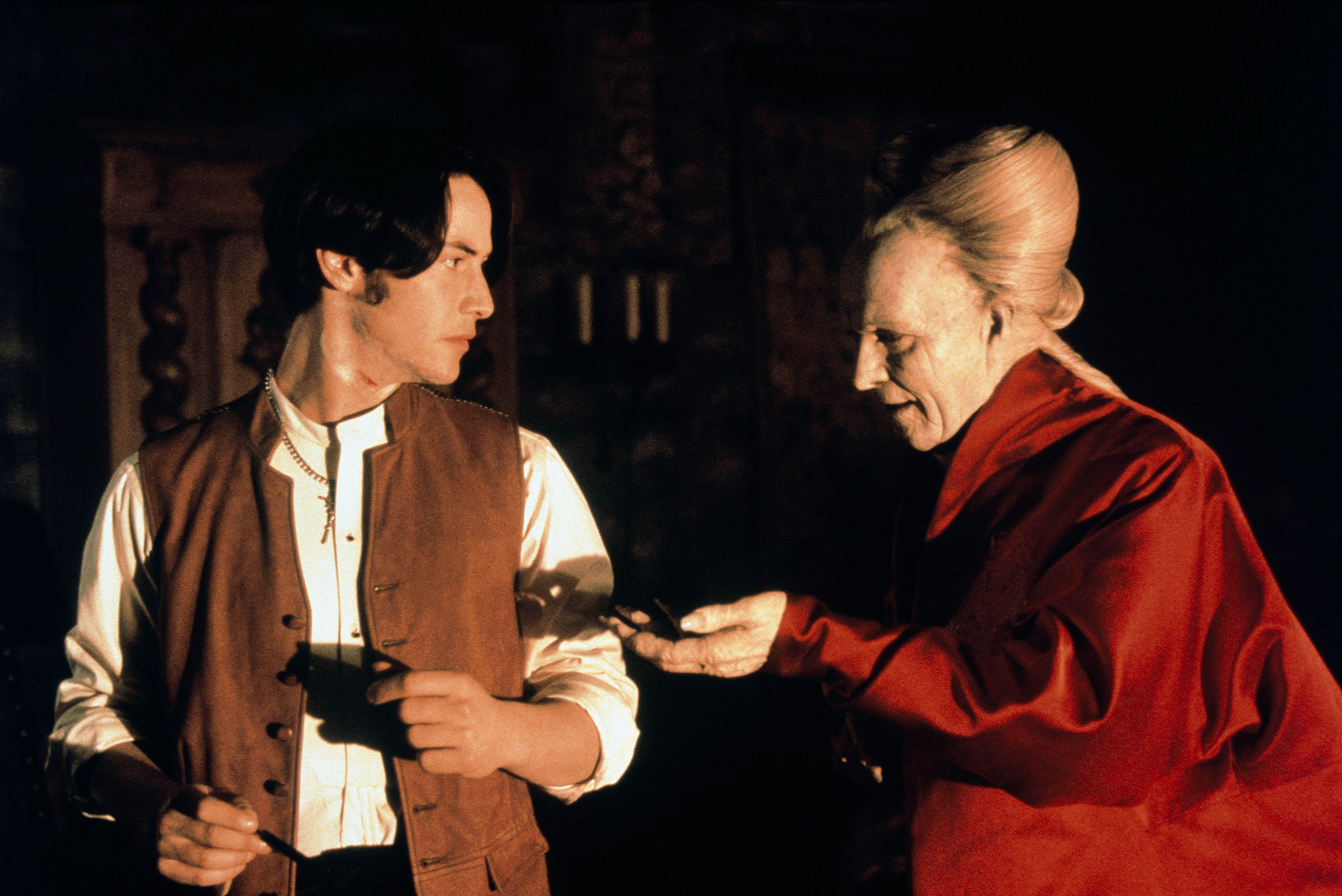 Keanu Reeves and Gary Oldman in Bram Stoker's Dracula, one of the best scary movies on Hulu