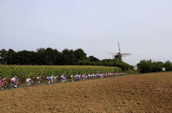 The junior women's peloton is lined out in the Limburg lanes