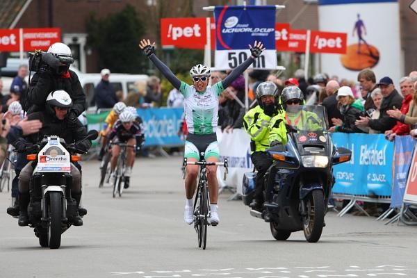 Loes Gunnewijk (Nederland Bloeit) sprints to a win.