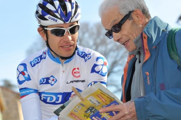 J&eacute;r&eacute;my Roy (FDJ) checks the race profile