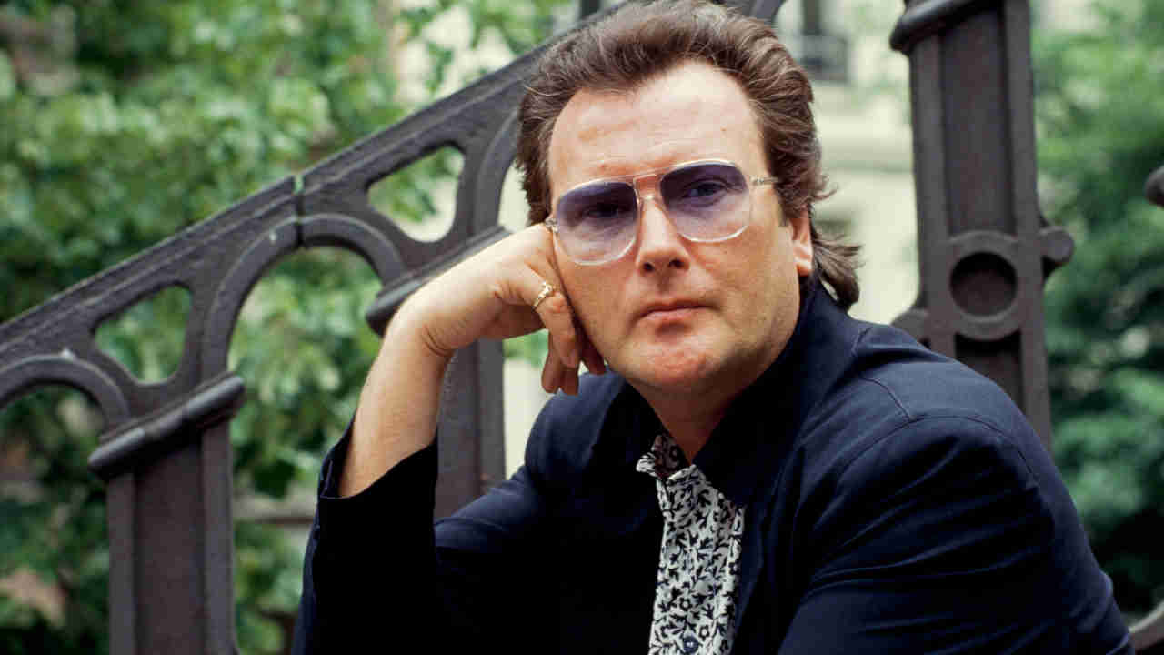 Gerry Rafferty posing for a photograph in 1988