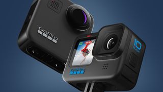 GoPro Hero 10 Black og GoPro Max mot en blå bakgrunn.