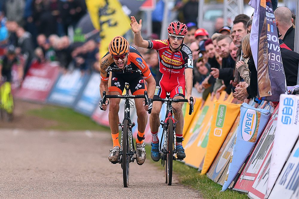 Kevin Pauwels waves objects to Rob Peeters' line in the finish.