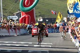 Alejandro Valverde (Caisse d'Epargne) has the kick