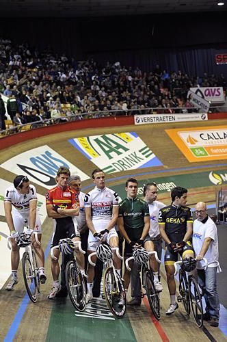 Riders honour the late Dimitri De Fauw before the start of the racing.