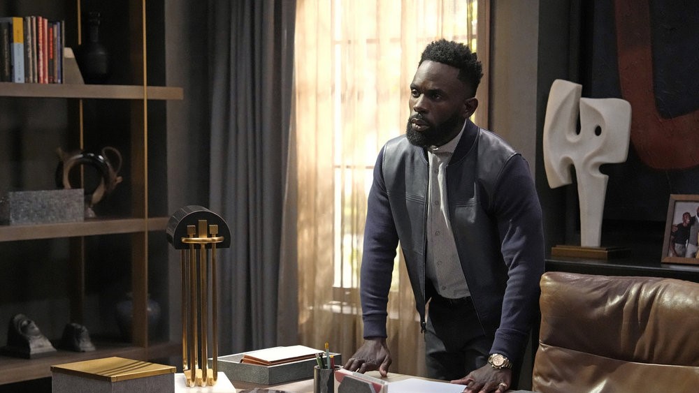 Jimmy Akingbola as Geoffrey in an office in the Bel-Air season 3 finale