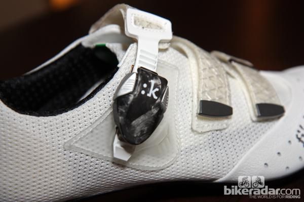 Fi'zi:k equips the R1 with a fancy carbon fiber buckle.