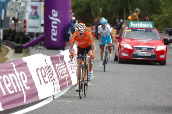 Igor Anton (Euskaltel-Euskadi) makes his winning move under the red kite.