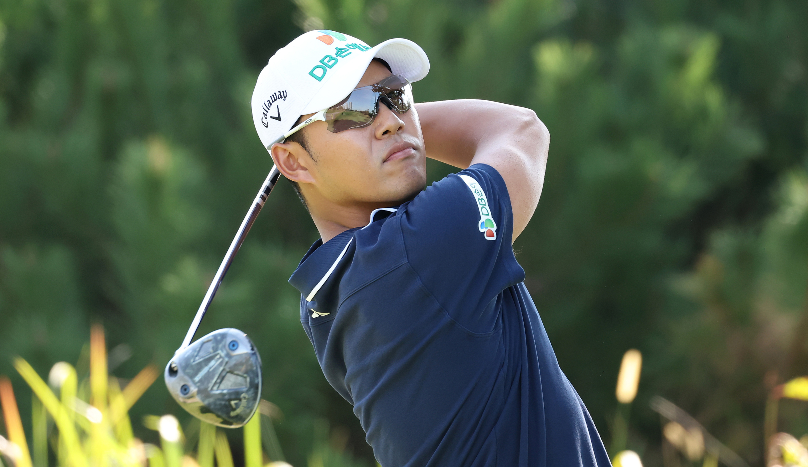 Doyeob Mun hits a driver off the tee and watches its flight
