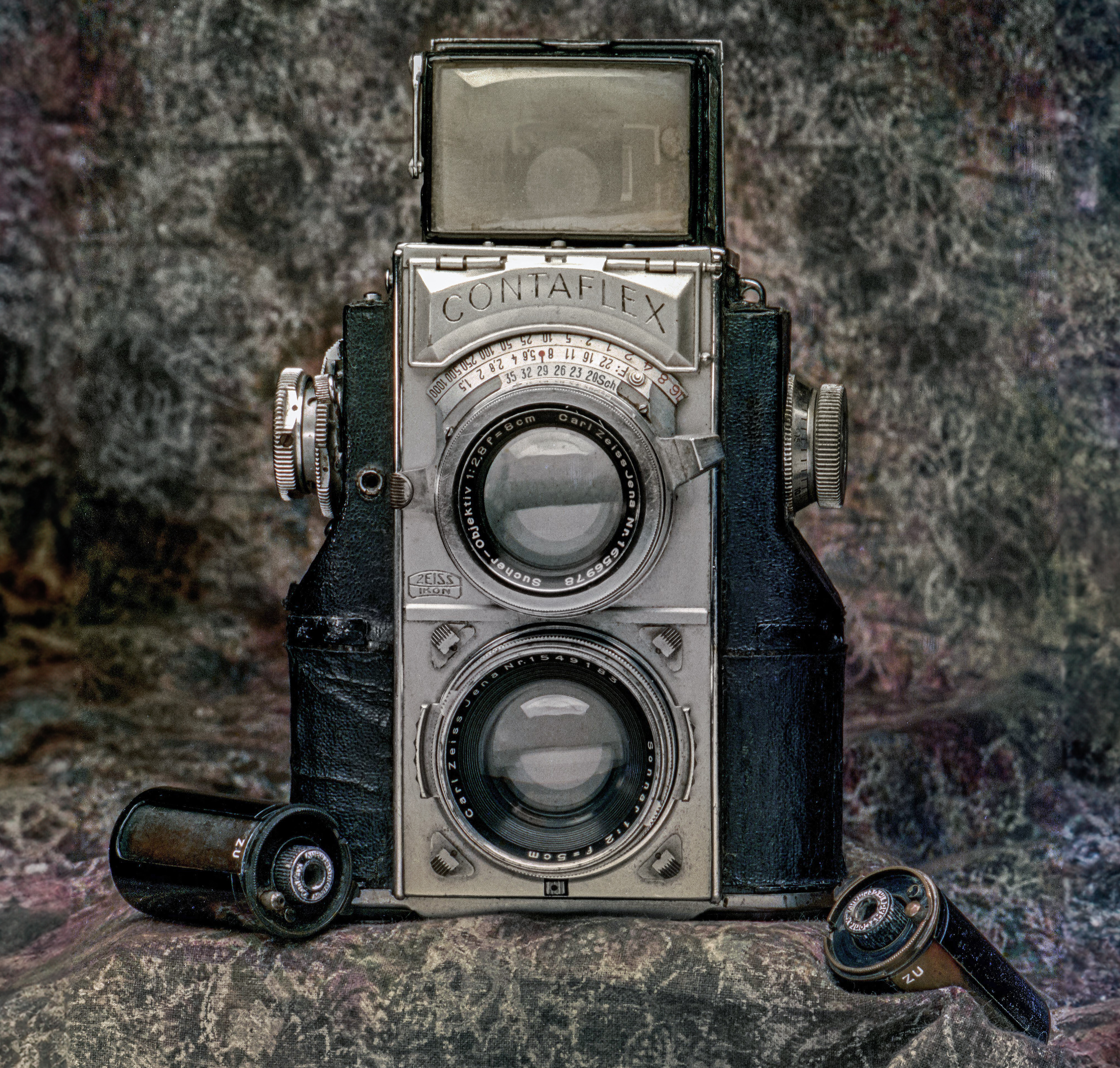 2BNKY52 19 Mar 2009 Vintage The Twin Lens Contaflex: A 35mm TLR 50mm f/2 Sonnar standard lens, a flagship camera from Zeiss Ikon in 1935. Mumbai Maharashtra I