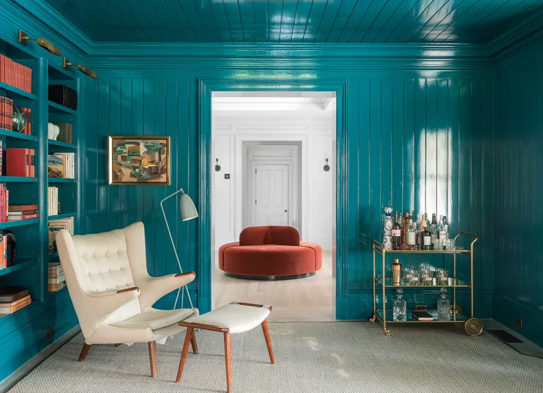 Blue living room with glossy panelled walls