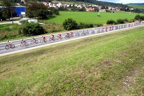 The peloton strings out over the stage.