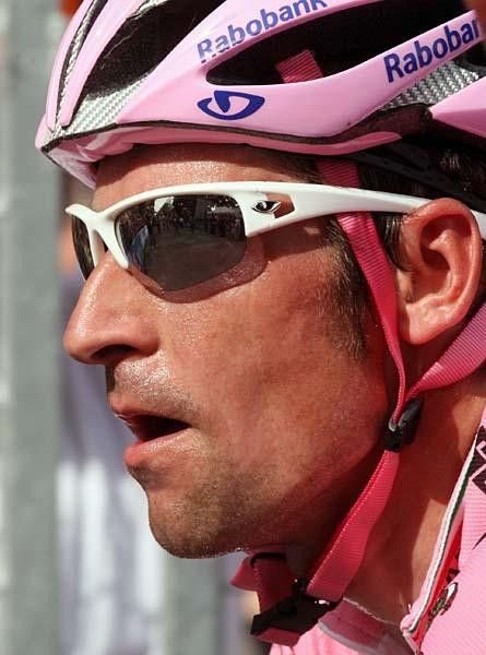 Denis Menchov (Rabobank) is the man in pink starting and finishing stage 13.