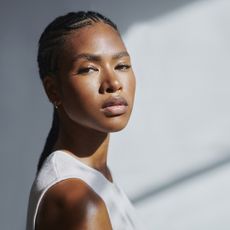 best illuminating primers - model with super glowy skin