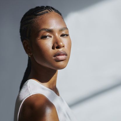 best illuminating primers - model with super glowy skin 