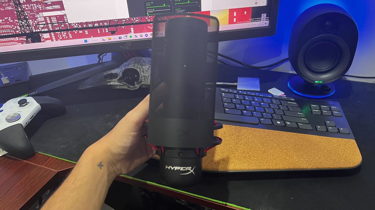 HyperX Procast with pop filter in my hands.