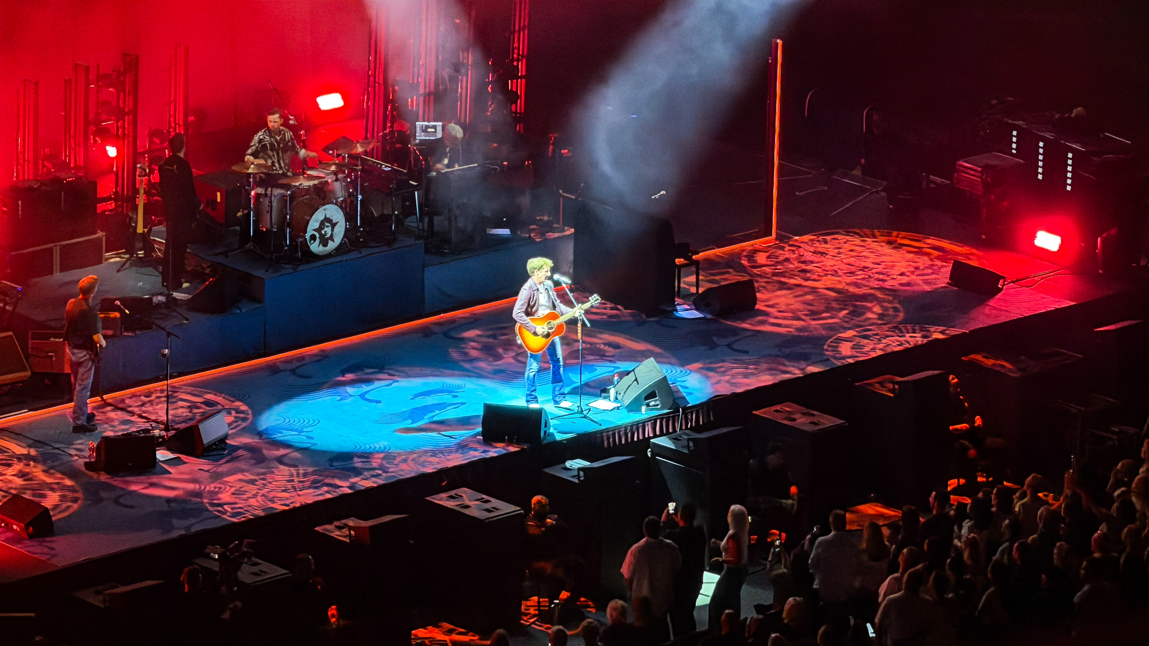 Photo of a James Blunt concert taken on the iPhone 17 Pro