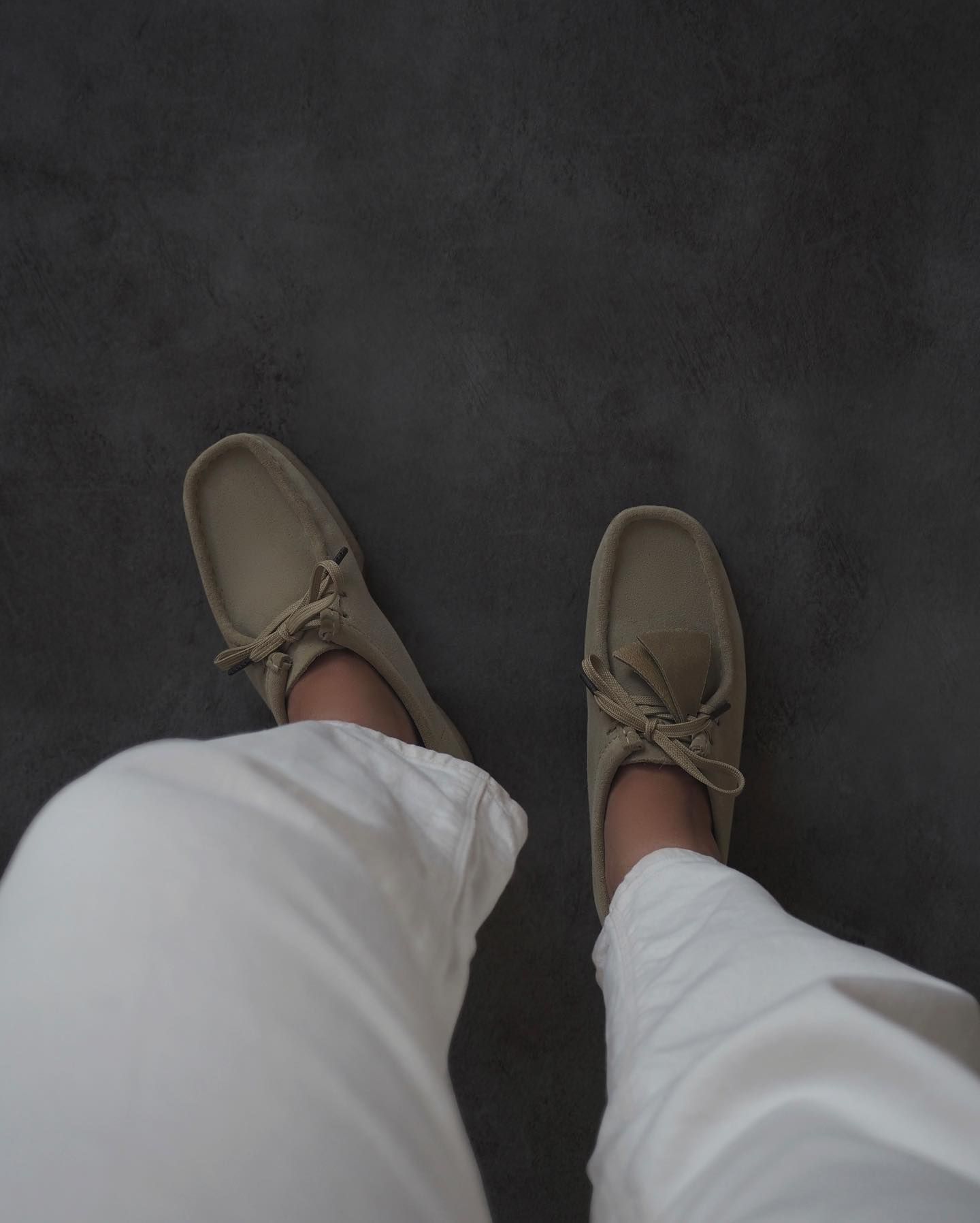 Infleuncer wears wallabee shoes.