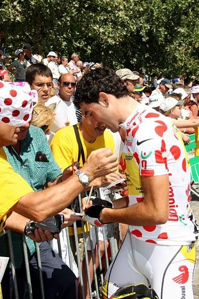 Mountains leader David De La Fuente (Saunier Duval) popular with the locals.