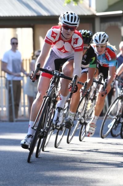 Loren Rowney (Specialized SA) chases Spratt.