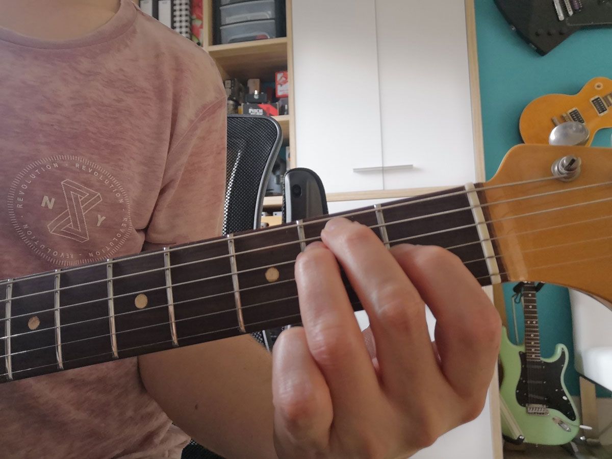 How to play an E chord on guitar