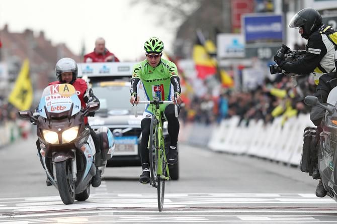 Peter Sagan (Cannondale) wheelies across the line