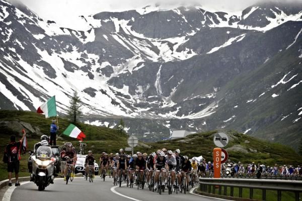 The peloton climbs the Semplon pass