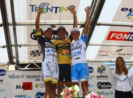 Davide Rebellin (Miche-Guerciotti) flanked by Miguel Angel Rubiano Chavez (d'Angelo & Antenucci - Nippo) and Domenico Pozzovivo (Colnago-CSF Inox) on the Trofeo Melinda podium.