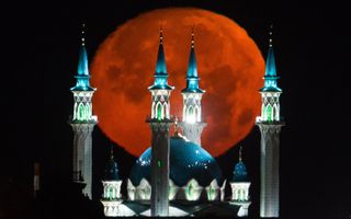 The Aug. 25, 2018, full moon sets over Qolsärif mosque in Russia.