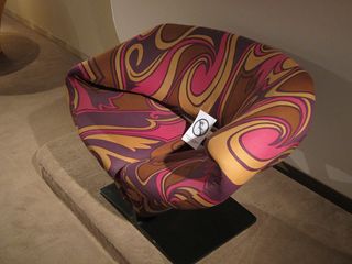 A very Miami-esque 'F582 - Ribbon Chair' by Pierre Paulin