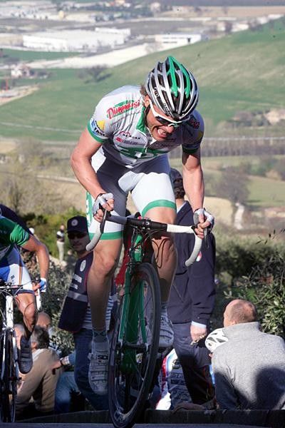 Danilo Di Luca (LPR Brakes) struggles on the 20% gradients.