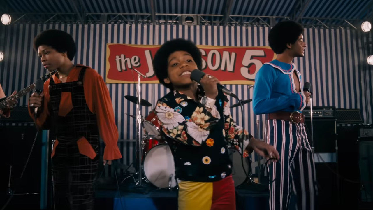 Juliano Valdi singing in Michael.