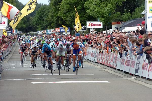 Theo Bos (Rabobank) prevailed in a tight sprint finish to win stage 3 in Genk.