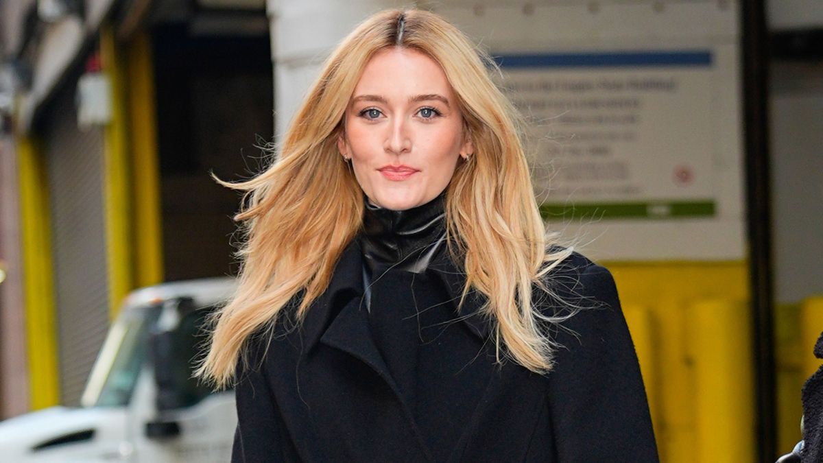 Sarah Pidgeon Just Wore the Spring Shoe Trend That's So '90s Carolyn Bessette Kennedy