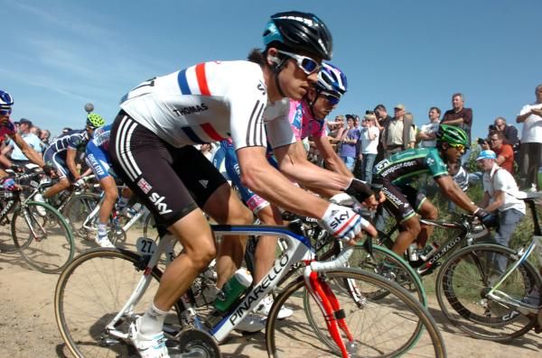 Geraint Thomas (Team Sky) crashed hard and lost contact with the leaders