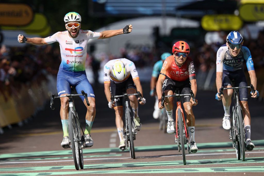 TotalEnergies team's French rider Anthony Turgis cycles to the finish line to win ahead of second-placed INEOS Grenadiers team's British rider Tom Pidcock (C) and third-placed Israel - Premier Tech team's Canadian rider Derek Gee (R) during the 9th stage of the 111th edition of the Tour de France cycling race, 199km stage departing and finishing in Troyes, on July 7, 2024. (Photo by Anne-Christine POUJOULAT / AFP)