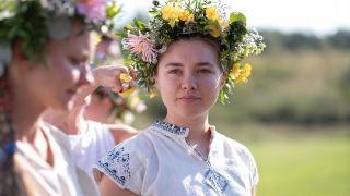 florence pugh in a flower crown in midsommar