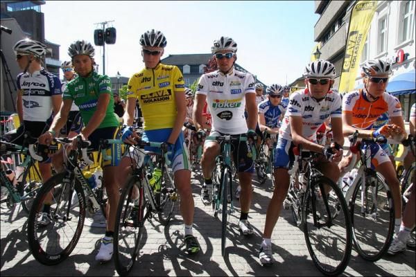 Classification leaders at the start of the final stage.