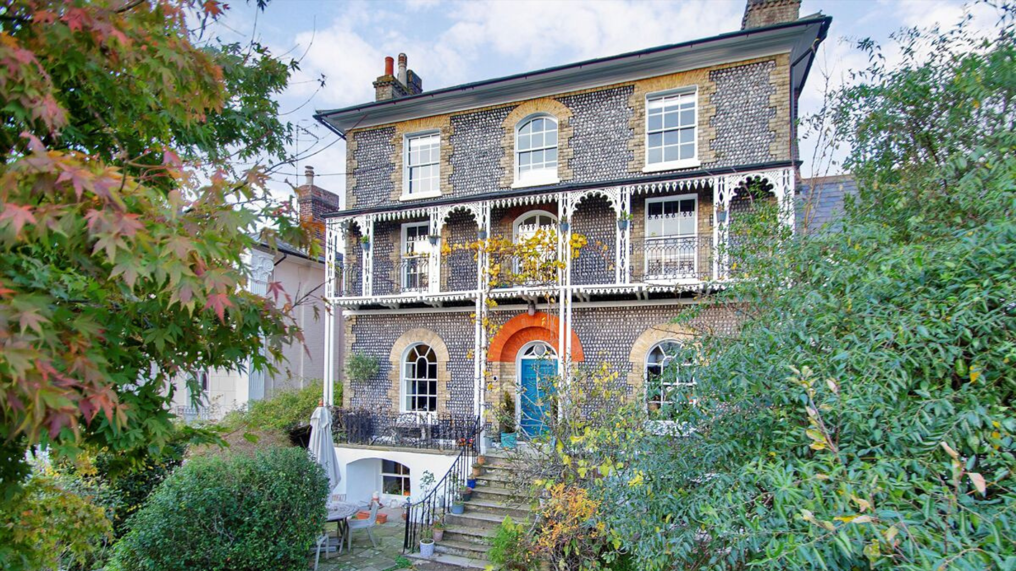 Townhouse with a classic facade studded with pebbles